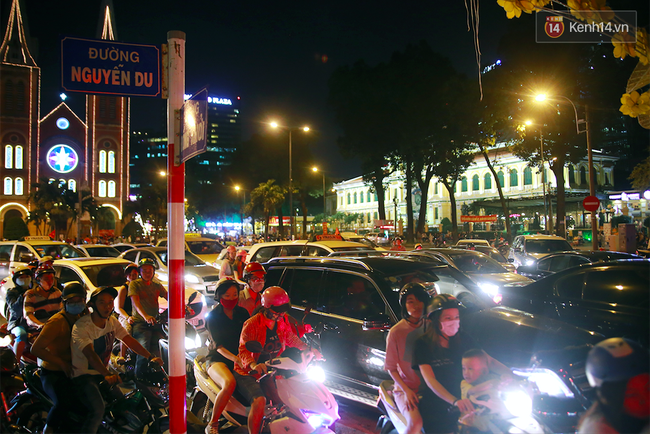 Chưa đến Noel nhưng các ngả đường ở Trung tâm Sài Gòn đã kẹt xe đến nghẹt thở - Ảnh 15.