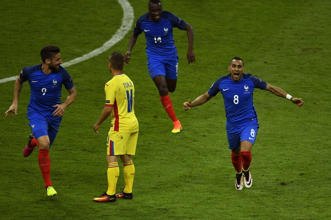 Dàn Wags xinh đẹp của tuyển Pháp khoe sắc trên khán đài Stade de France - Ảnh 1.