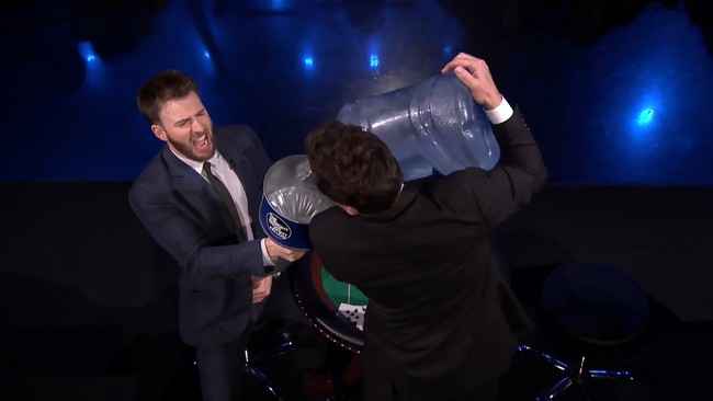 Captain America Chris Evans r&ecirc;n la khi bị đổ nước đ&aacute; v&agrave;o chỗ hiểm - Ảnh 3.