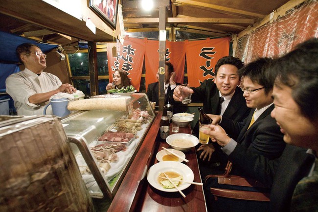 Ai bảo ẩm thực Nhật là cứ phải sang chảnh? Ở Nhật người ta cũng “lê la quán cóc” như Việt Nam đây này! - Ảnh 3.