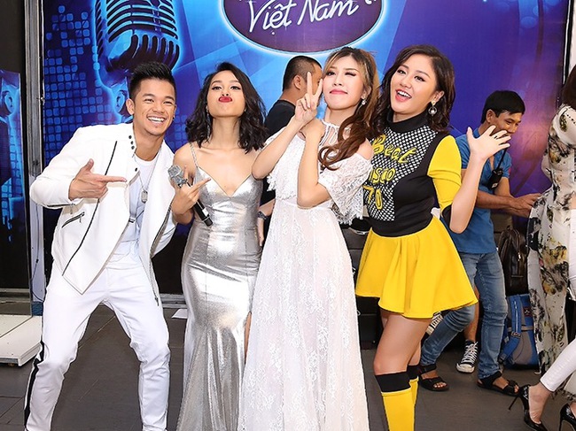 Thu Minh - Trang Ph&aacute;p li&ecirc;n tục &ocirc;m h&ocirc;n nhau mừng hit mới tại Vietnam Idol - Ảnh 8.