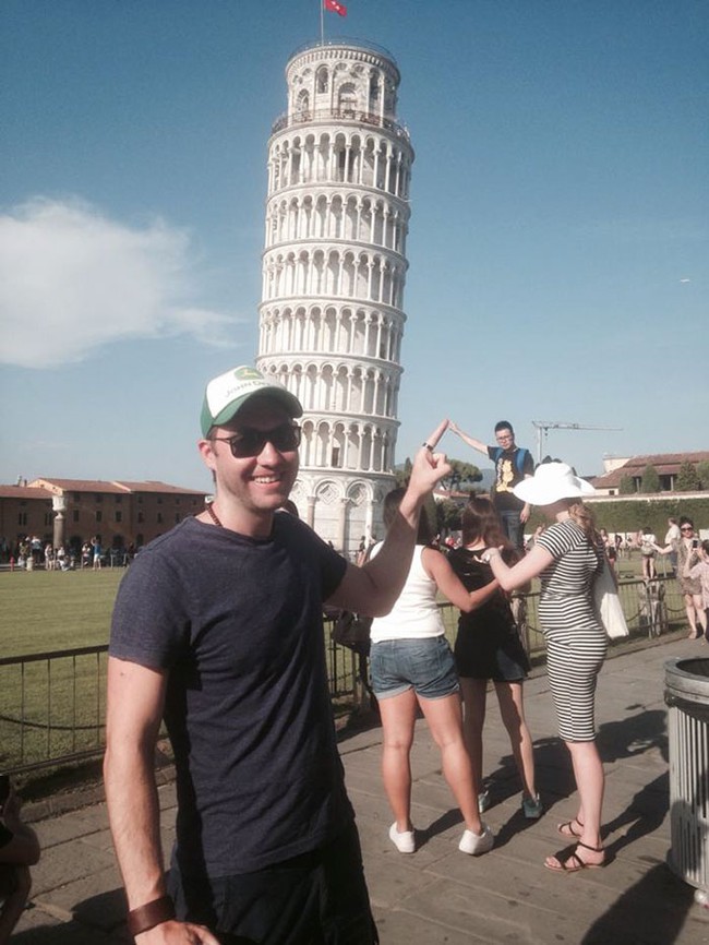Đến quỳ anh chàng troll khách du lịch đang chụp ảnh với tháp nghiêng Pisa - Ảnh 1.