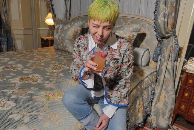 Xanh lá mạ? Không sao, G-Dragon vẫn cân được tất! - Ảnh 1. Xanh lá mạ? Không sao, G-Dragon vẫn cân được tất! - Ảnh 1.