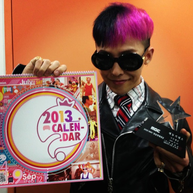 Xanh lá mạ? Không sao, G-Dragon vẫn cân được tất! - Ảnh 5. Xanh lá mạ? Không sao, G-Dragon vẫn cân được tất! - Ảnh 5.