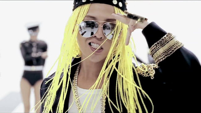 Xanh lá mạ? Không sao, G-Dragon vẫn cân được tất! - Ảnh 9. Xanh lá mạ? Không sao, G-Dragon vẫn cân được tất! - Ảnh 9.
