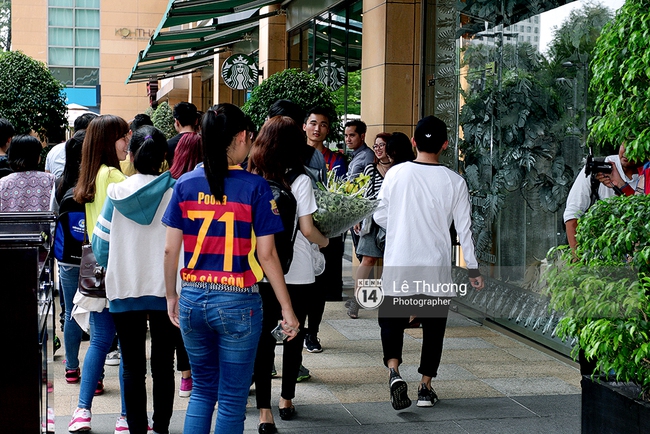 Huyền thoại bóng đá Hà Lan và cựu đội trưởng Barcelona thích thú chụp ảnh ở Sài Gòn - Ảnh 2.