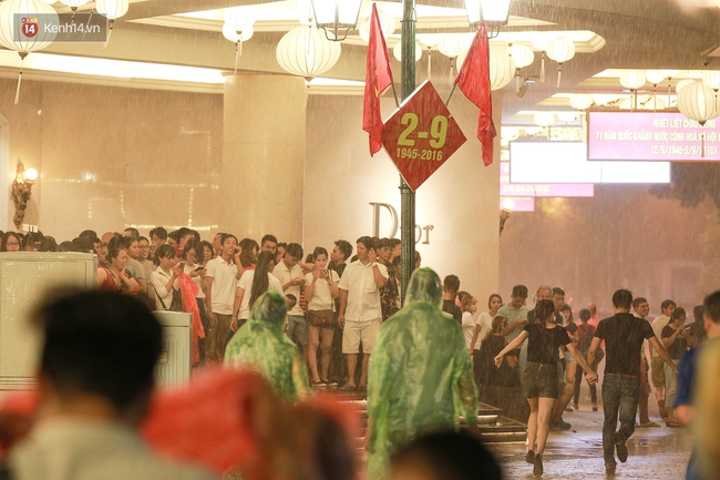 Chùm ảnh: Nhiều người thích thú tắm mưa đến ướt sũng trên phố đi bộ Hà Nội - Ảnh 3.