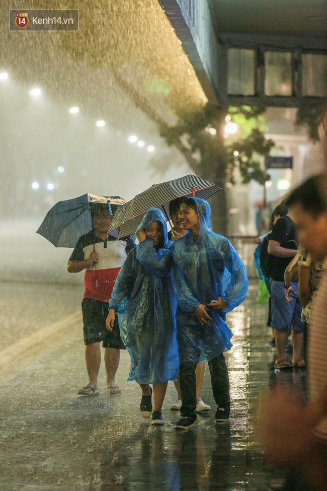 Chùm ảnh: Nhiều người thích thú tắm mưa đến ướt sũng trên phố đi bộ Hà Nội - Ảnh 12.