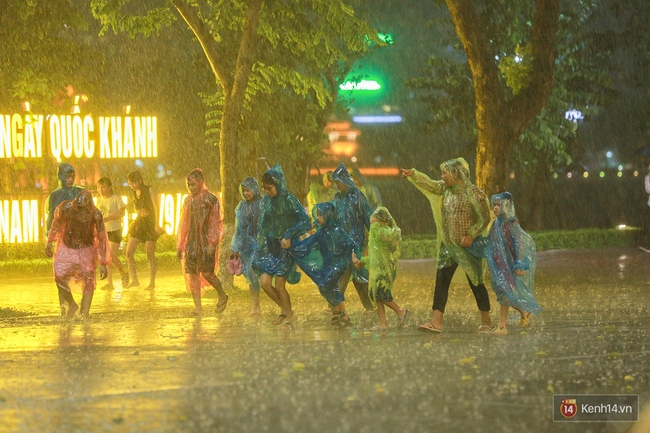 Chùm ảnh: Nhiều người thích thú tắm mưa đến ướt sũng trên phố đi bộ Hà Nội - Ảnh 8.