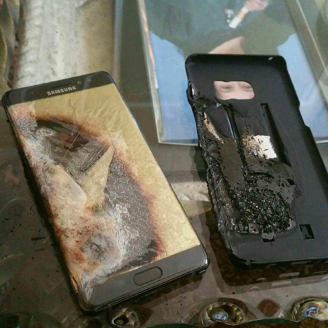 Không chỉ Note 7, bạn không nên dùng và sạc bất kỳ điện thoại gì khi đang đi máy bay - Ảnh 2.