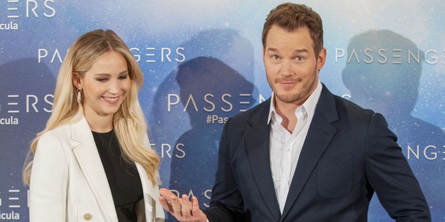 Tình tứ trong Passengers, nhưng Chris Pratt - Jennifer Lawrence ngoài đời lại troll nhau thật bá đạo! - Ảnh 1.