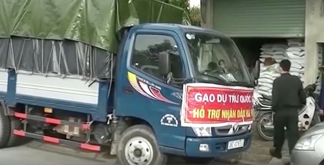 Thực hư việc xe tải chở gạo cứu trợ vùng lũ bán cho tư thương - Ảnh 1.