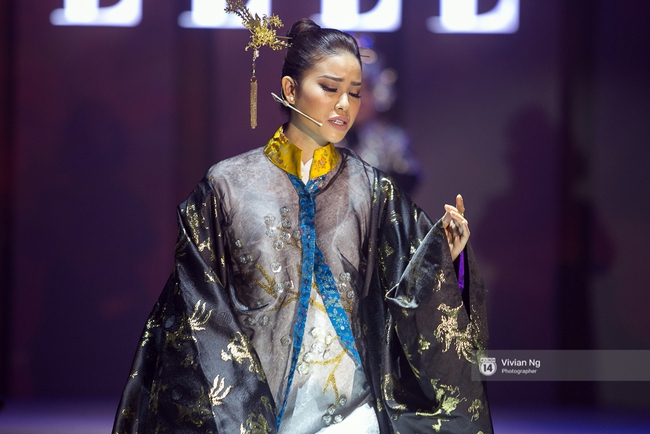 Phải nhập viện vào phút chót, Mai Ngô vẫn không bỏ lỡ cơ hội đọ trình catwalk với Phí Phương Anh trong Elle Fashion Show - Ảnh 24.