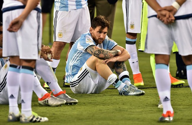 Sự thật câu chuyện Ronaldo đau lòng khi thấy Messi chia tay ĐT Argentina - Ảnh 1.
