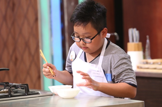 MasterChef nhí: Bé 9 tuổi nấu xong rồi thì thong thả... rửa chén thôi! - Ảnh 2.