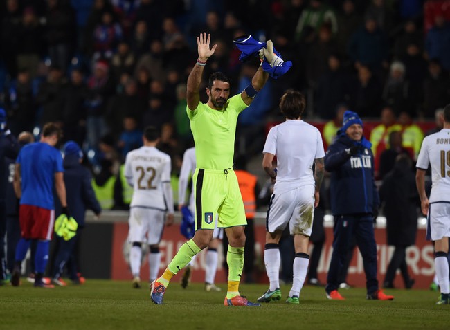 Người nhện Buffon thản nhi&ecirc;n k&yacute; tặng fan d&ugrave; trận đấu vẫn đang diễn ra - Ảnh 2.
