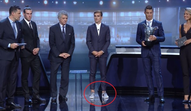 Đ&ocirc;i gi&agrave;y thể thao lệch t&ocirc;ng khiến Griezmann bị cư d&acirc;n mạng ch&acirc;m biếm - Ảnh 2.