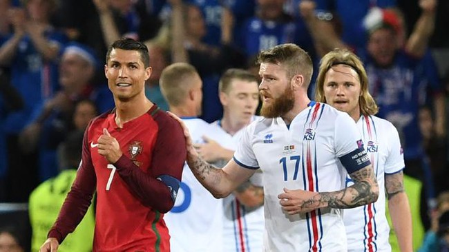 Nghĩa cử đẹp sau kiểu tóc lạ của Ronaldo ở Euro 2016 - Ảnh 2.