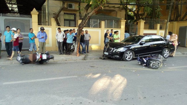 H&agrave; Nội: &Ocirc; t&ocirc; đi&ecirc;n g&acirc;y tai nạn li&ecirc;n ho&agrave;n ở đường Cao B&aacute; Qu&aacute;t - Ảnh 1.