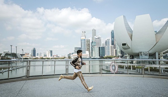 Trọng Hiếu chạy khắp Singapore để tìm người yêu trong MV mới - Ảnh 9.