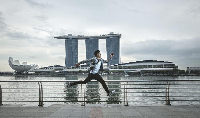 Trọng Hiếu chạy khắp Singapore để t&igrave;m người y&ecirc;u trong MV mới - Ảnh 10.