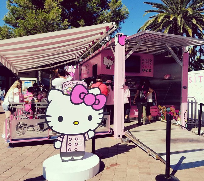 Quán cafe Hello Kitty siêu bánh bèo trở thành điểm hẹn mới cho giới trẻ Mỹ - Ảnh 3.