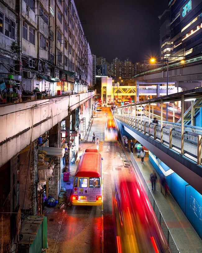 Ngắm nh&igrave;n vẻ huy&ecirc;n n&aacute;o ở khu phố cổ Hồng K&ocirc;ng khi đ&ecirc;m về - Ảnh 13.