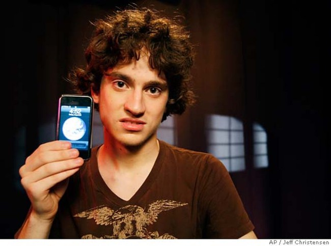 Gặp người đầu tiên trên thế giới từng hack được iPhone - Ảnh 1.