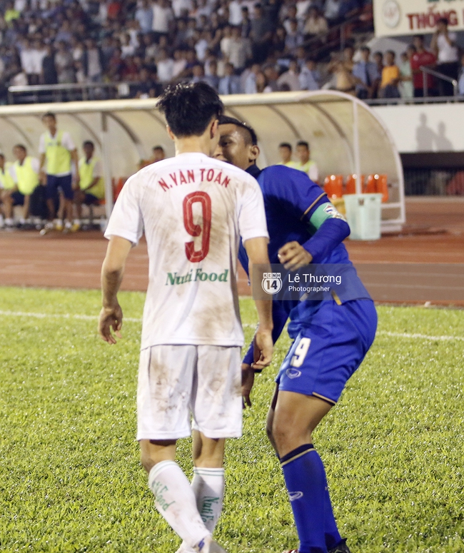Vừa đạp người, cầu thủ Thái Lan còn tát thẳng vào mặt Văn Toàn - Ảnh 7.