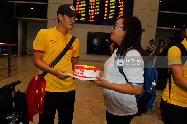 Công Vinh và HLV Hữu Thắng được fan nữ tặng bánh kem ở sân bay - Ảnh 4.