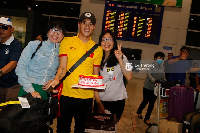 Công Vinh và HLV Hữu Thắng được fan nữ tặng bánh kem ở sân bay - Ảnh 5.