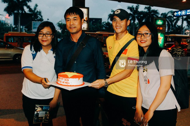 Công Vinh và HLV Hữu Thắng được fan nữ tặng bánh kem ở sân bay - Ảnh 6.
