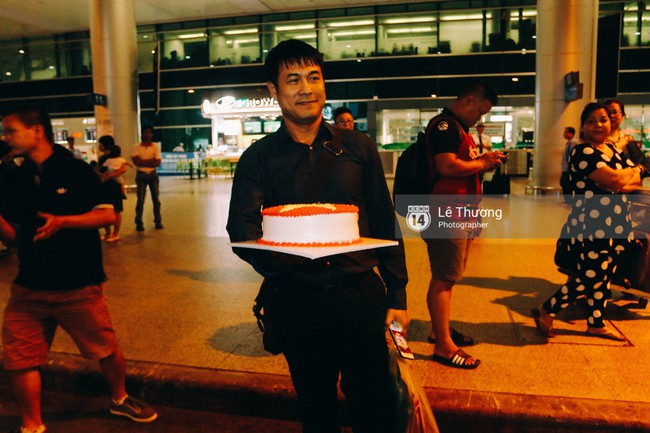 Công Vinh và HLV Hữu Thắng được fan nữ tặng bánh kem ở sân bay - Ảnh 7.