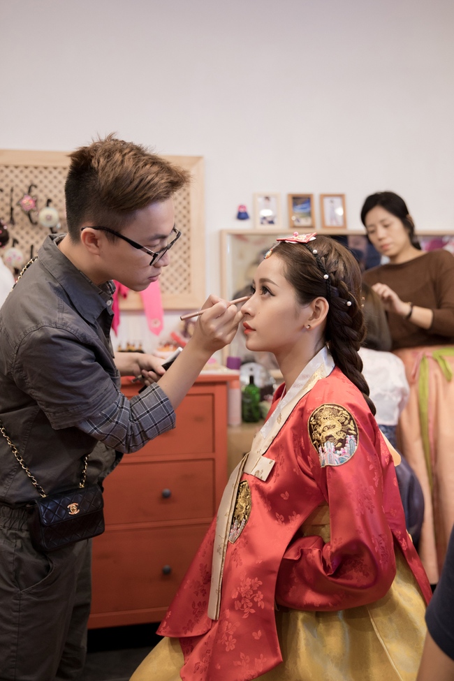 Mặc Hanbok tạo dáng trên phố Hàn, Chi Pu xinh xắn và đáng yêu đến khó có thể rời mắt - Ảnh 3.