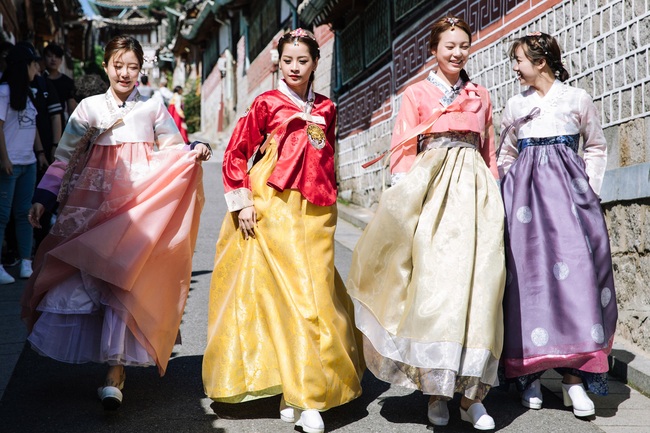 Mặc Hanbok tạo dáng trên phố Hàn, Chi Pu xinh xắn và đáng yêu đến khó có thể rời mắt - Ảnh 4.