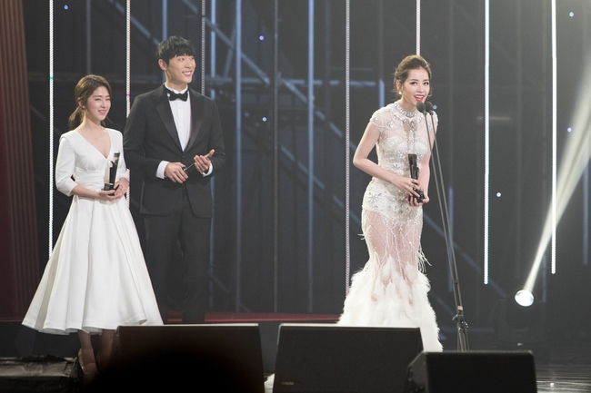 Chi Pu tự tin nói tiếng Anh nhận giải Ngôi sao triển vọng, gây sốt khi chụp tự sướng cùng EXO - Ảnh 4.