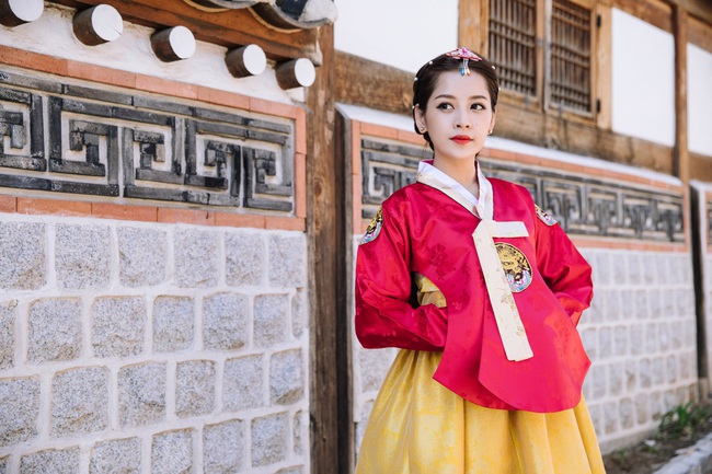 Mặc Hanbok tạo dáng trên phố Hàn, Chi Pu xinh xắn và đáng yêu đến khó có thể rời mắt - Ảnh 8.