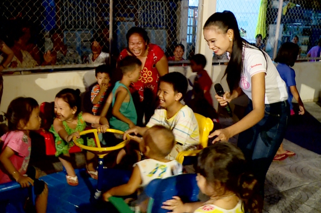 HHVN 2016: HĂng Ni&ecirc; bật kh&oacute;c kể về tuổi thơ, Trấn Th&agrave;nh &ocirc;m chầm lấy người đẹp Đ&agrave; Nẵng - Ảnh 4.