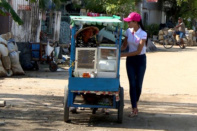 HHVN 2016: HĂng Ni&ecirc; bật kh&oacute;c kể về tuổi thơ, Trấn Th&agrave;nh &ocirc;m chầm lấy người đẹp Đ&agrave; Nẵng - Ảnh 6.