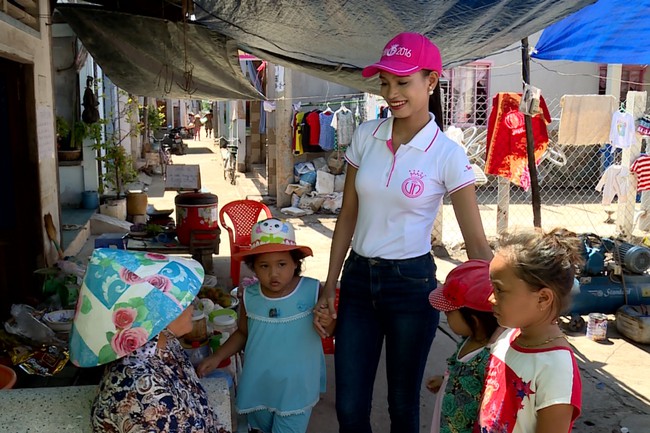 HHVN 2016: HĂng Ni&ecirc; bật kh&oacute;c kể về tuổi thơ, Trấn Th&agrave;nh &ocirc;m chầm lấy người đẹp Đ&agrave; Nẵng - Ảnh 7.