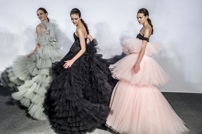 Haute Couture Việt Nam: Lại gây tranh cãi vì cách biệt 1 trời 1 vực với chuẩn quốc tế - Ảnh 9.