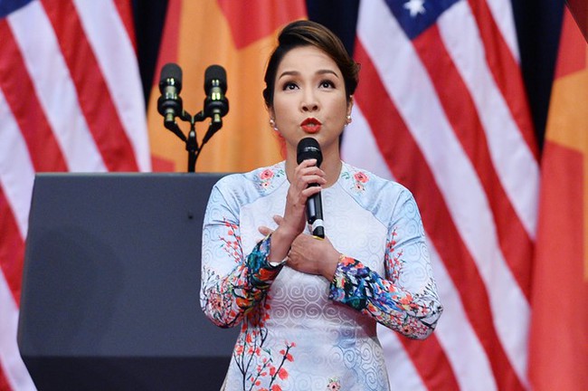 Hồng Nhung bất b&igrave;nh l&ecirc;n tiếng vụ Mỹ Linh bị n&eacute;m đ&aacute; khi h&aacute;t Quốc ca tiếp đ&oacute;n Obama - Ảnh 1.