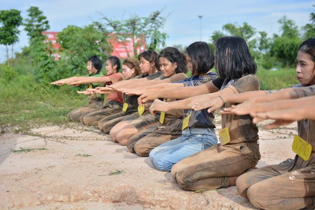 Sinh viên Thái Lan ám ảnh với những trò chơi nhập môn bạo lực, tàn nhẫn - Ảnh 4.