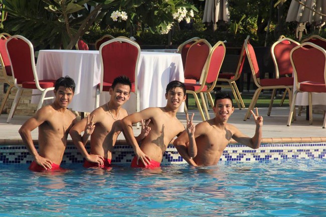 Trọng Đại và cầu thủ U19 Việt Nam khoe body cực chuẩn ở bể bơi  - Ảnh 3.