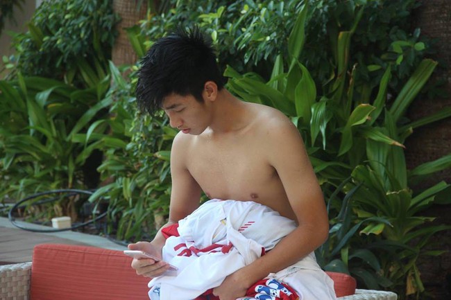 Trọng Đại và cầu thủ U19 Việt Nam khoe body cực chuẩn ở bể bơi  - Ảnh 4.