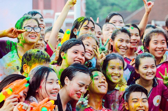 Teen Huế tưng bừng quẩy Color me run phiên bản ném bóng nước trong Lễ trưởng thành - Ảnh 12.