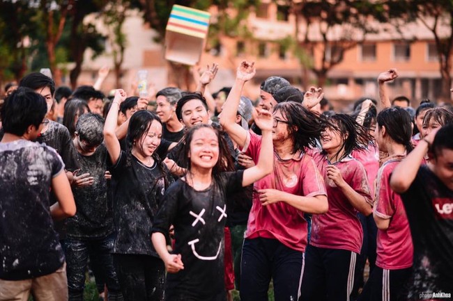 Teen Huế tưng bừng quẩy Color me run phiên bản ném bóng nước trong Lễ trưởng thành - Ảnh 13.