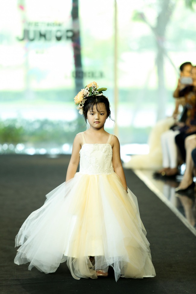 Mẫu nh&iacute; Việt vừa chất vừa xinh ph&aacute; đảo Tuần lễ thời trang m&ugrave;a đầu - Ảnh 19.