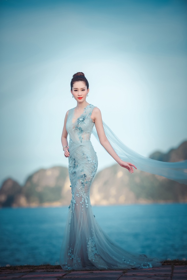 Hoa hậu Thu Thảo khoe vẻ đẹp mong manh, thoát tục trước biển Hạ Long - Ảnh 3.