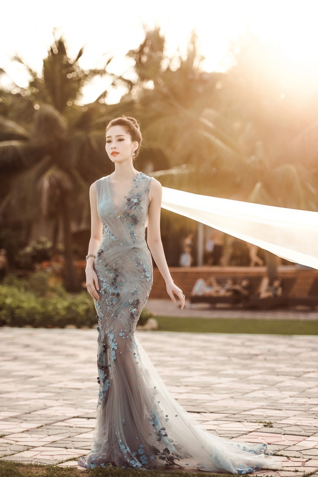 Hoa hậu Thu Thảo khoe vẻ đẹp mong manh, tho&aacute;t tục trước biển Hạ Long - Ảnh 7.